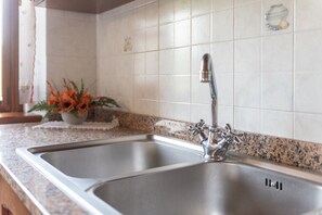 Interior - Apartment 'Pugnano Alto- Girasole' with Shared Pool, Private Terrace and Wi-Fi (Lisciano Niccone)