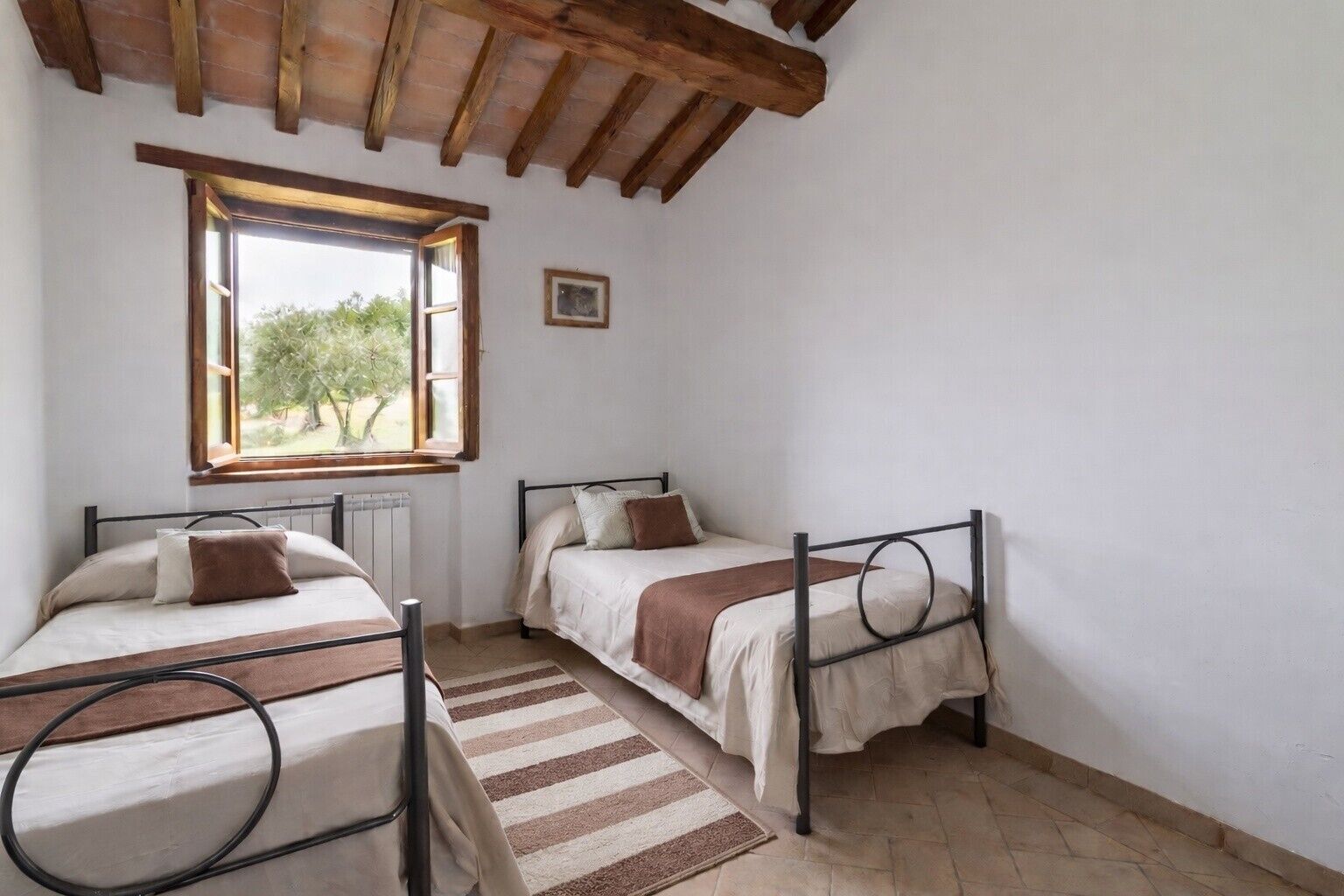 3 室のベッドルーム、アイロン / アイロン台、WiFi (無料)、ベッドシーツ