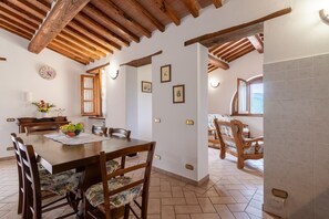 Dining - Apartment 'Pugnano Alto- Girasole' with Shared Pool, Private Terrace and Wi-Fi (Lisciano Niccone)