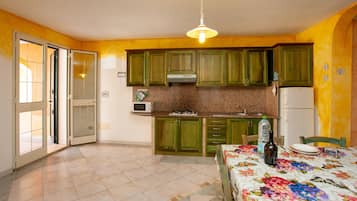 Refrigerador, microondas, parrilla de estufa y periquera