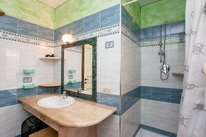 Doccia, asciugacapelli, asciugamani