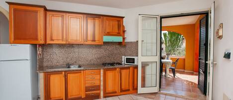 Kühlschrank, Mikrowelle, Herdplatte, Hochstuhl