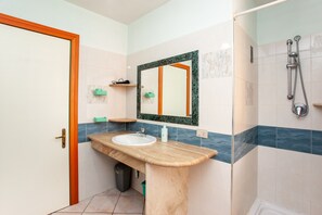 Een douche, een haardroger, handdoeken