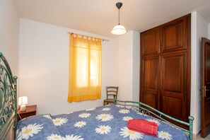 2 makuuhuonetta, silitysrauta/-lauta, ilmainen Wi-Fi, vuodevaatteet