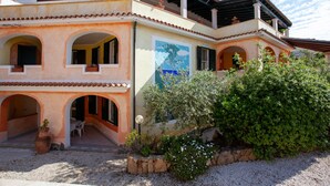 A two-story building with arches, a balcony, and a garden area. - Apartment "Alloro" with Terraces & Wi-Fi (Sos Alinos)