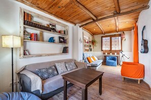 TV, caminetto, videogiochi, lettore DVD