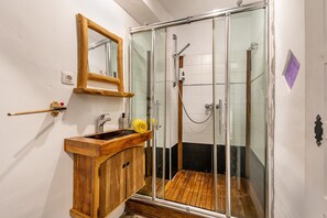 Bathtub, hair dryer, towels - Holiday Home 'La Lechuga Azul' with Mountain View, Private Terrace and Wi-Fi (Guejar Sierra)