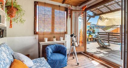 Casa de vacaciones 'La Lechuga Azul' con vistas a la montaña, terraza privada y Wi-Fi