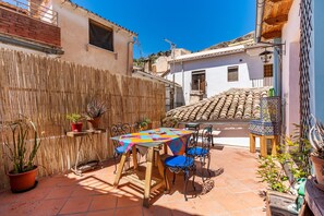 Outdoor dining - Holiday Home 'La Lechuga Azul' with Mountain View, Private Terrace and Wi-Fi (Guejar Sierra)