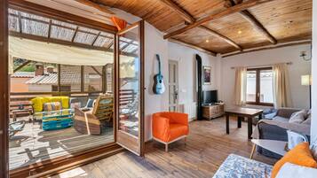 TV, caminetto, videogiochi, lettore DVD