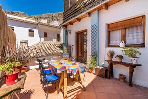 Outdoor dining - Holiday Home 'La Lechuga Azul' with Mountain View, Private Terrace and Wi-Fi (Guejar Sierra)