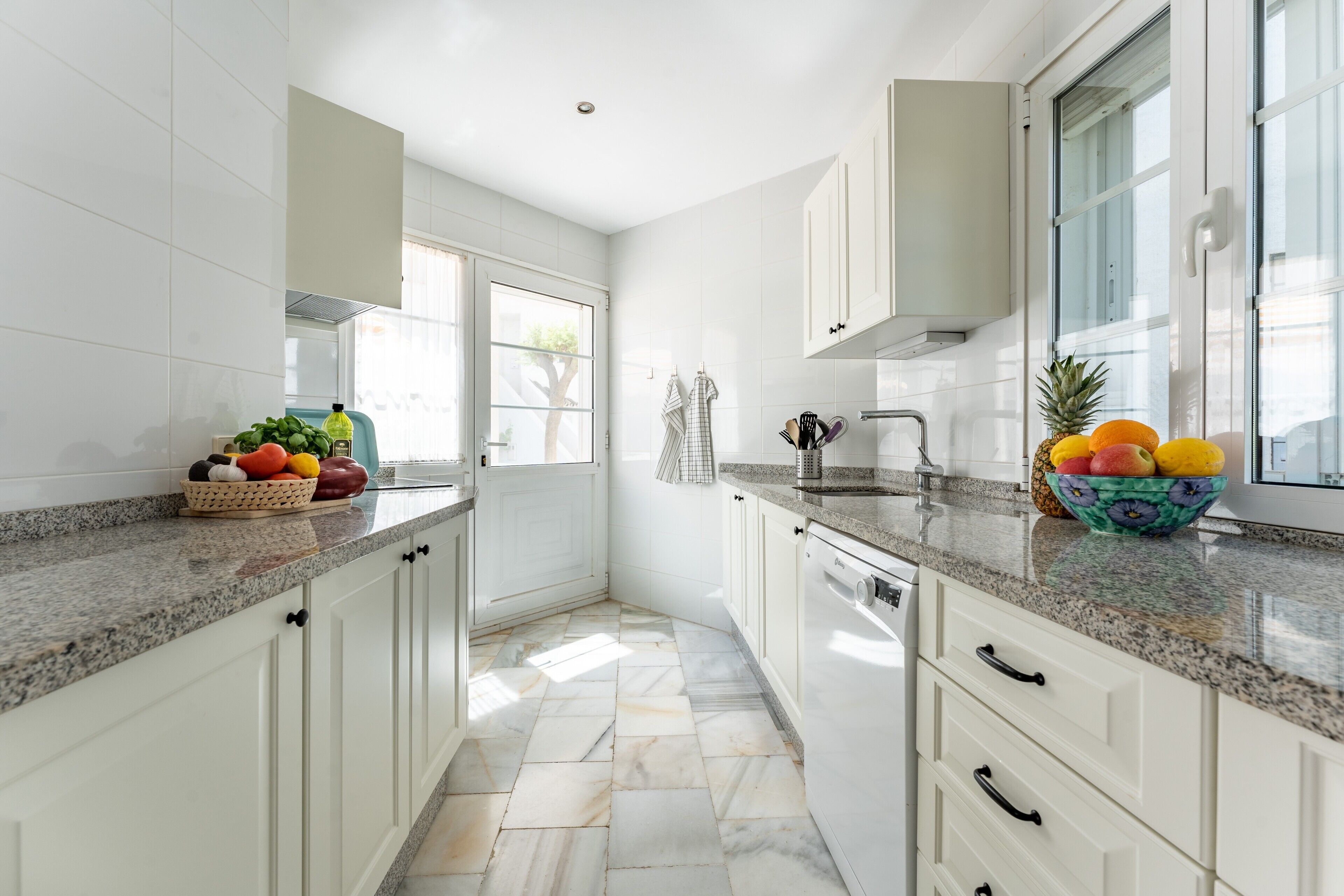 Køleskab, ovn, kogeplade, opvaskemaskine