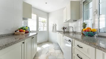 Een koelkast, een oven, een kookplaat, een vaatwasser