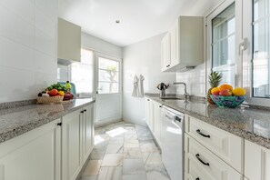 Fridge, oven, stovetop, dishwasher