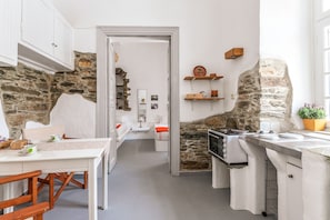 Refrigerador, horno, parrilla de estufa y cafetera y tetera