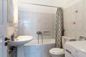 Bathtub, hair dryer, towels - Holiday Home 'Apano Vrysi Tinos 2' with Shared Terrace, Wi-Fi and Air Conditioning (Tinos)