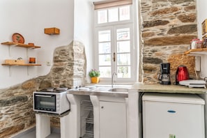 Refrigerador, horno, parrilla de estufa y cafetera y tetera