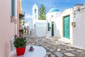 Outdoor dining - Holiday Home 'Apano Vrysi Tinos 4' with Shared Terrace, Wi-Fi and Air Conditioning (Tinos)