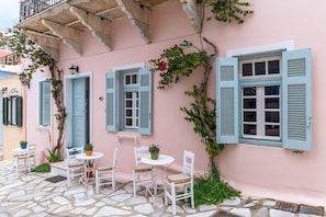 Outdoor dining - Holiday Home 'Apano Vrysi Tinos 4' with Shared Terrace, Wi-Fi and Air Conditioning (Tinos)