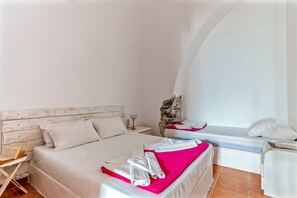 1 bedroom, free WiFi, bed sheets - Holiday Home 'Apano Vrysi Tinos 4' with Shared Terrace, Wi-Fi and Air Conditioning (Tinos)