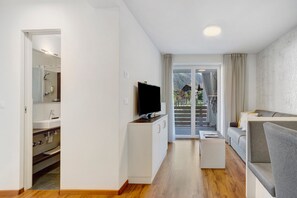 Tv och ett bordtennisbord