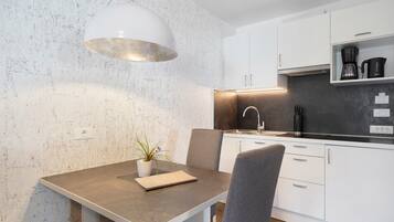 Fridge, stovetop, dishwasher, coffee/tea maker