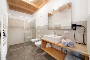 Een douche, een haardroger, handdoeken
