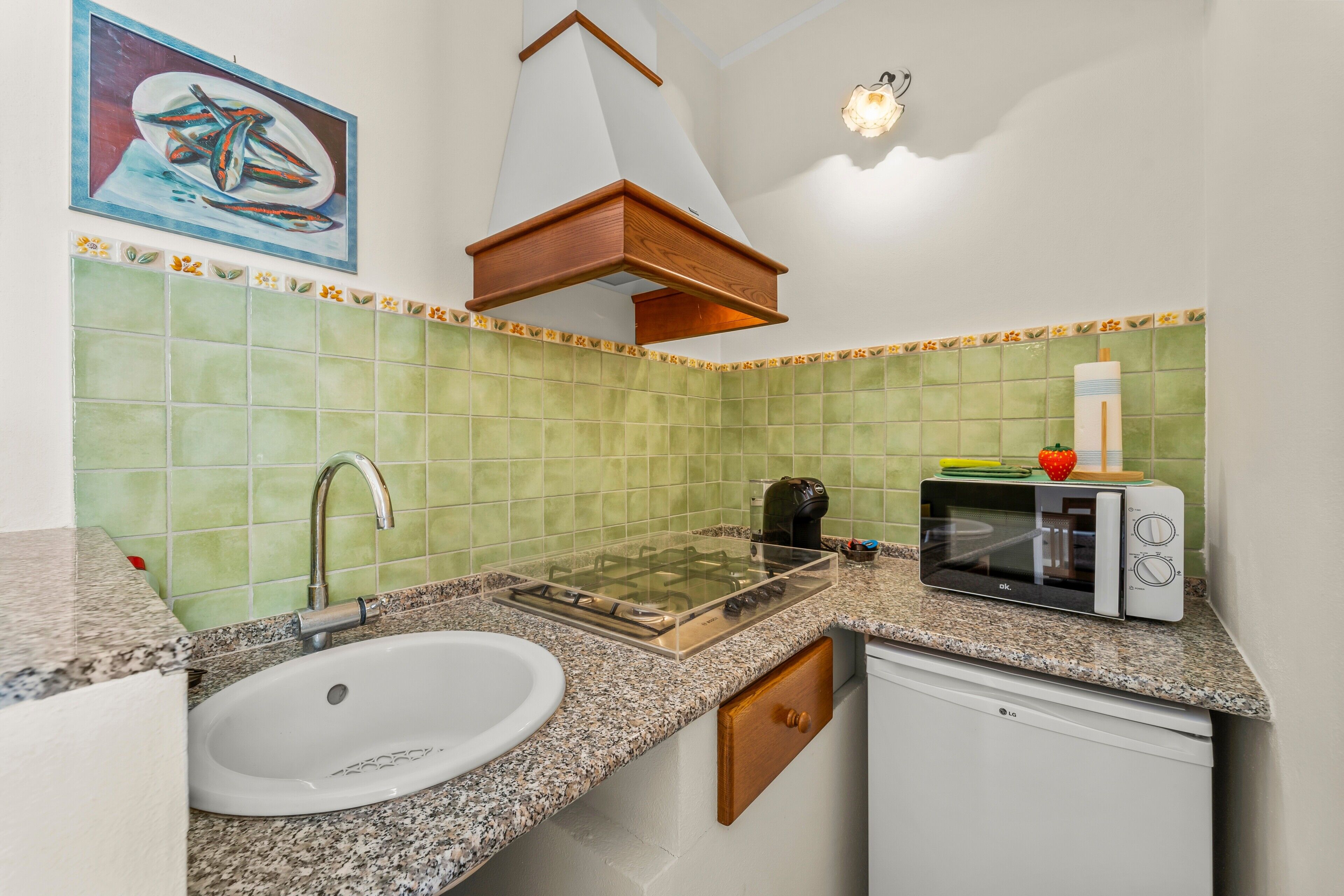 Réfrigérateur, micro-ondes, plaque de cuisson, cafetière/bouilloire