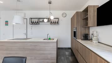 Fridge, oven, stovetop, dishwasher