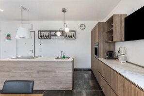 Jääkaappi, uuni, liesi, astianpesukone