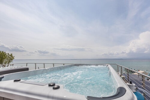 Apartment "Bardolino Luxury - Attico" with Lake View, Private Pool & Wi-Fi