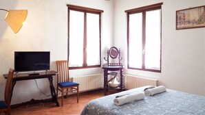 A room with a bed, a desk with a computer, a chair, a mirror, and large windows. - Apartment 'Zen' with Sea View, Wi-Fi and Air Conditioning (Venice)