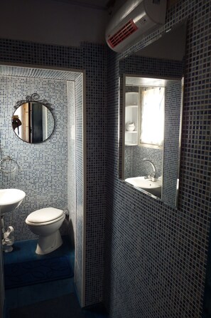 Bañera, secador de pelo, toallas