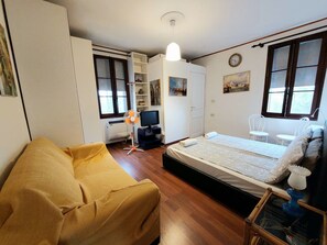 1 habitación, tabla de planchar con plancha, wifi gratis y ropa de cama 