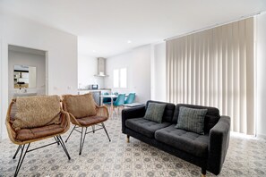 TV - Holiday Apartment "Marqués De Cádiz Suite Jerez Centro" with 2 Shared Terraces & Wi-Fi (Jerez)