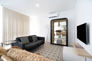 TV - Holiday Apartment "Marqués De Cádiz Suite Jerez Centro" with 2 Shared Terraces & Wi-Fi (Jerez)