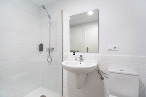Shower, towels - Holiday Apartment "Marqués De Cádiz Suite Jerez Centro" with 2 Shared Terraces & Wi-Fi (Jerez)