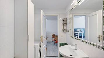 Kylpyamme, hiustenkuivaaja, pyyhkeet