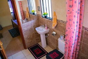 Rainfall showerhead, free toiletries, bathrobes, slippers - Pearlmiles Holiday Homes (Nairobi)