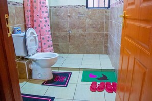 Rainfall showerhead, free toiletries, bathrobes, slippers