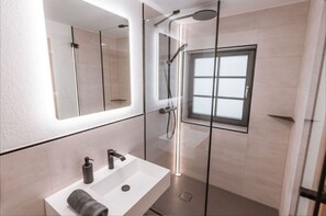 Shower, hair dryer, towels, soap - 5* Apartment Wide View (Altenberg)
