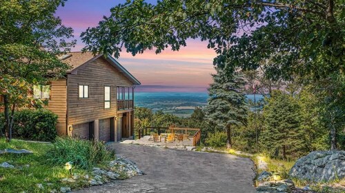 Mountain Luxury - Hot Tub, Amazing Views & More!