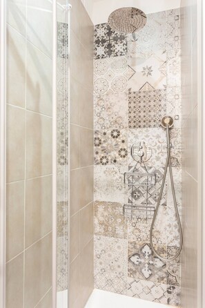 Superior Quadruple Room | Bathroom | Shower, hair dryer, slippers, bidet - Terra d'Amuri Hotel (Catania)