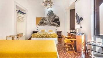 Phòng 4 Deluxe | Bộ đồ giường kháng dị ứng, minibar, trang trí khác biệt, bàn