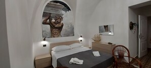 Deluxe-Zimmer | Allergikerbettwaren, Minibar, individuell dekoriert, Schreibtisch
