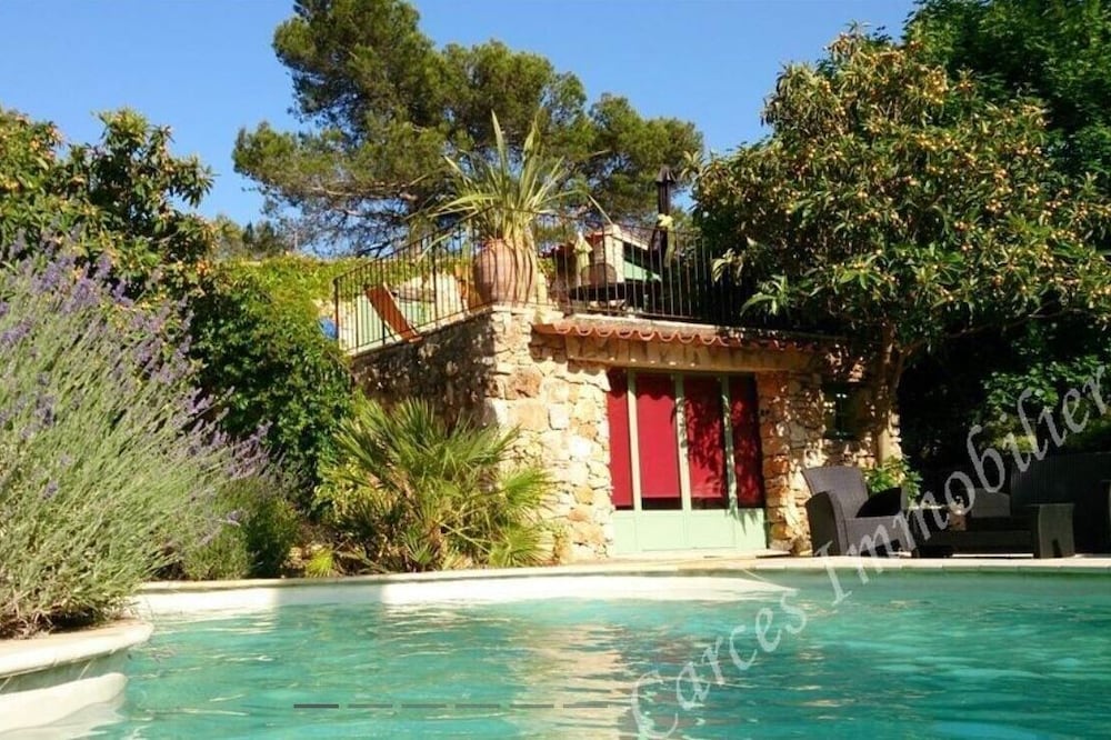 Superb villa in the heart of the forest