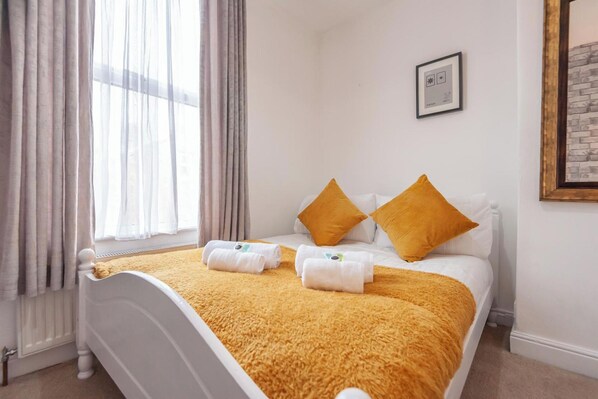 House | 4 bedrooms, iron/ironing board, free WiFi, bed sheets