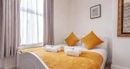 Leeds 4-bed House - Sleeps 9, Free Parking & Wifi