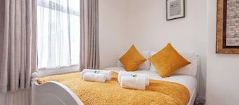 Leeds 4-bed House - Sleeps 9, Free Parking & Wifi