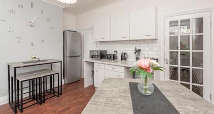 Leeds 4-bed House - Sleeps 9, Free Parking & Wifi